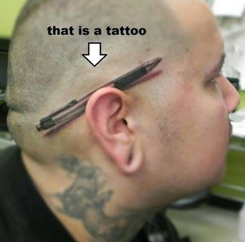 tatoo insolite d'un stylo sur le crâne d'un homme
